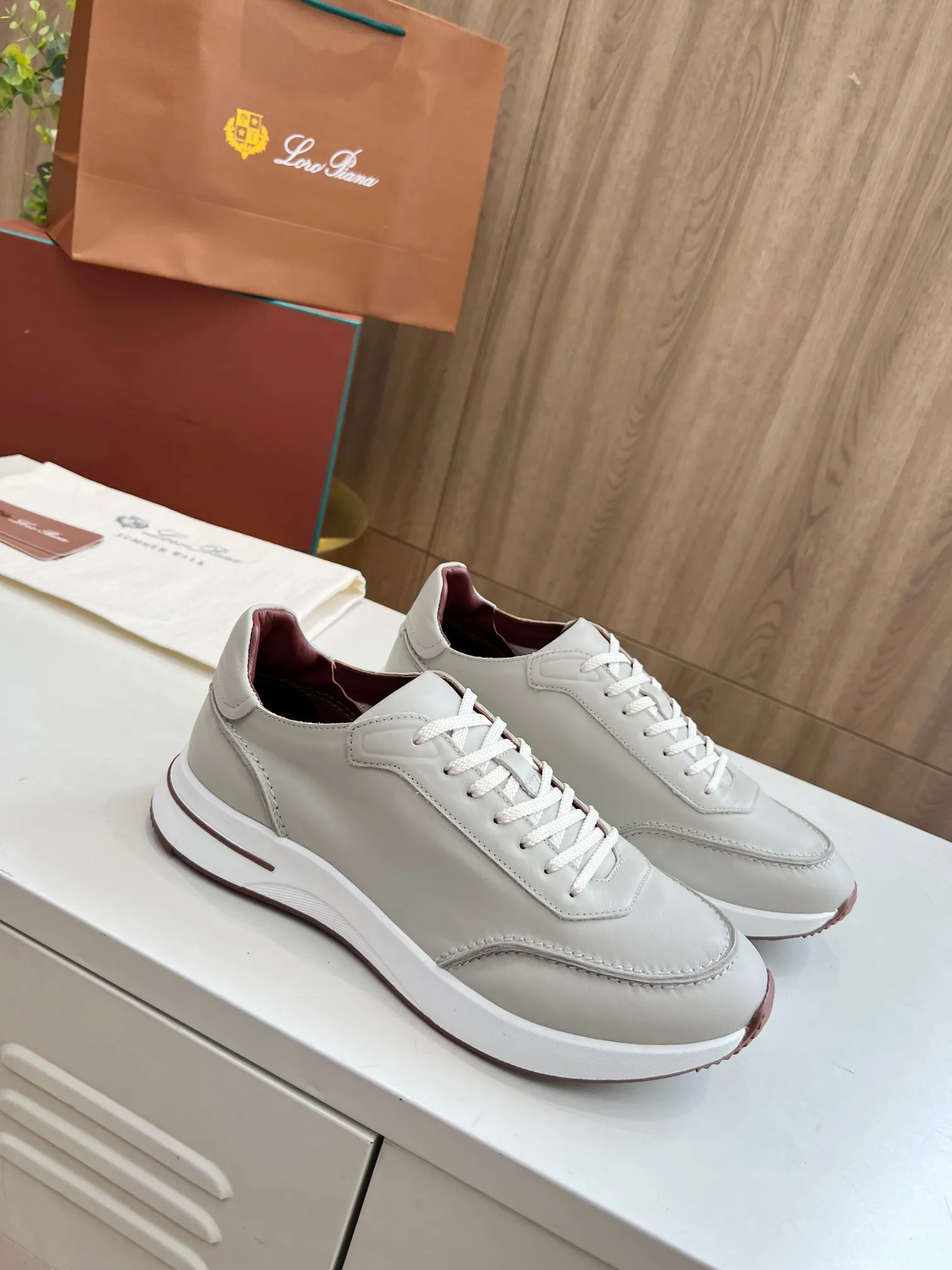 Men's Men's Shoes 💰620 👑Loro Piana* Purchase the original 1:1 copy. Founded the existing Loro Piana company on April 24, 1924. It is now the sixth generation of family business, providing high-quality products to customers who are discerning about taste and quality. Imported calfskin fabrics. The interior is made of imported A-grade water-dyed cow lining. 💝 Focus on top quality, pay for what you pay, and compare the inner details. Original authentic packaging. Code number: 39-45